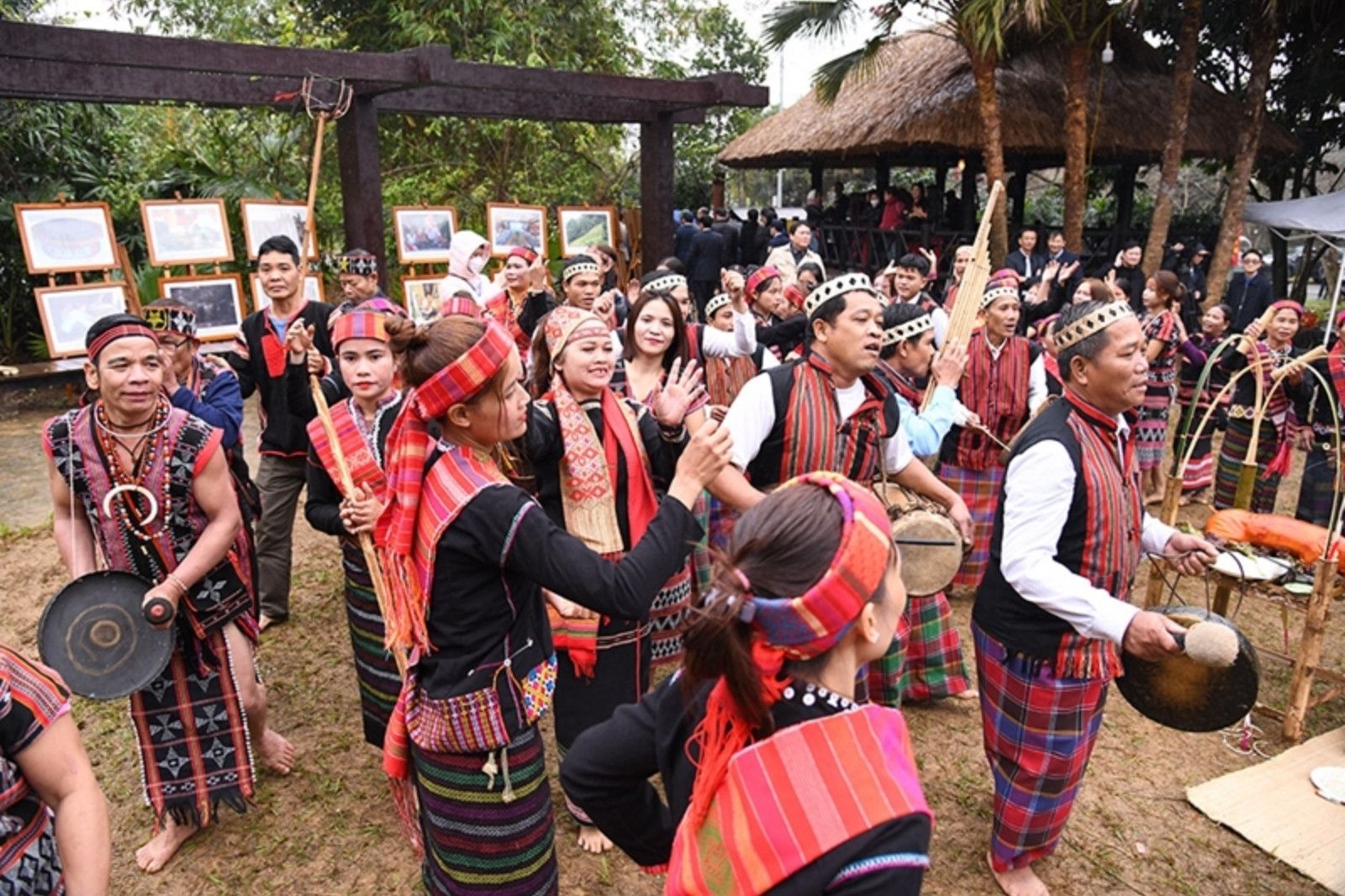 Tìm hiểu văn hóa của người Bru-Vân Kiều qua các bản làng