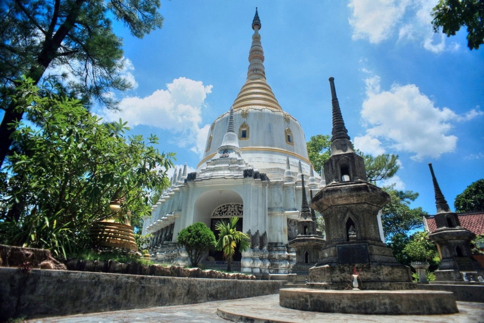 Tòa Tháp Bảo Miến Điện giữa lòng cố đô