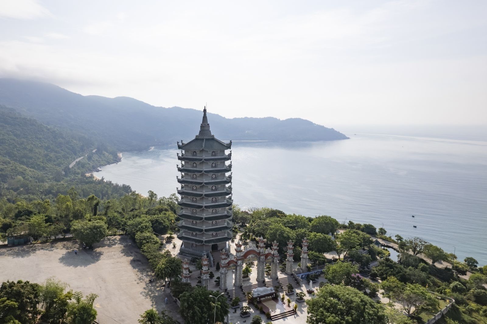 Toàn cảnh chùa Linh Ứng Non Nước từ trên cao