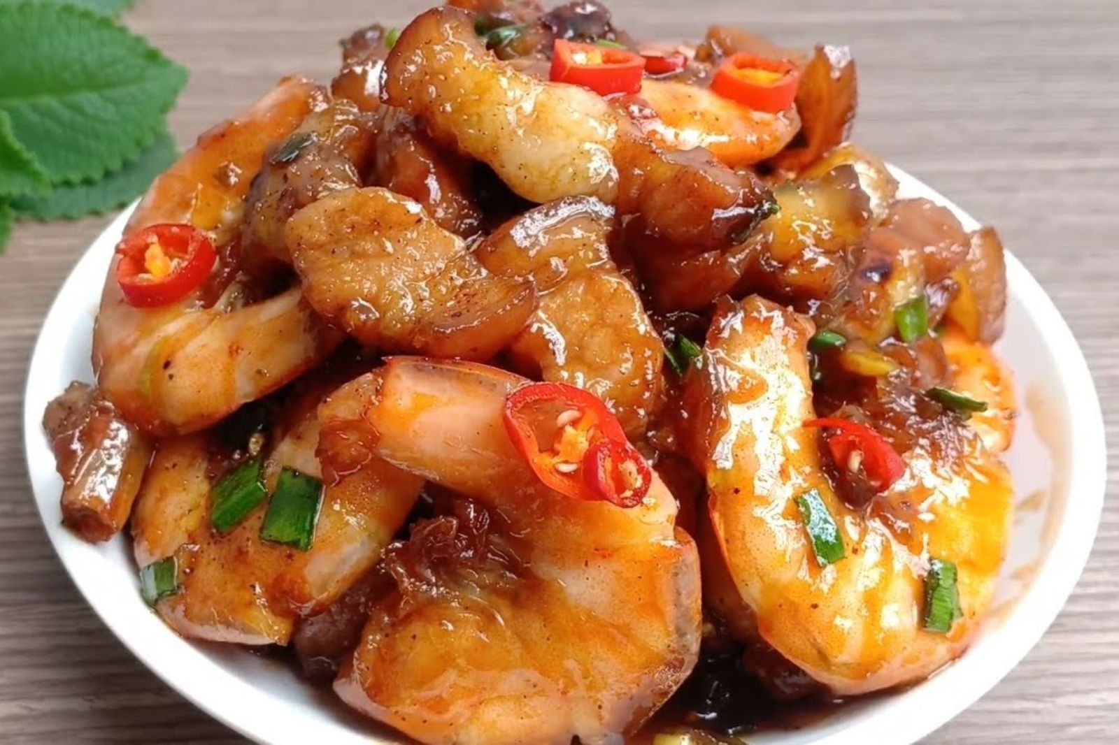 Tôm rim thịt là món ăn quen thuộc được dùng trong mâm cỗ 