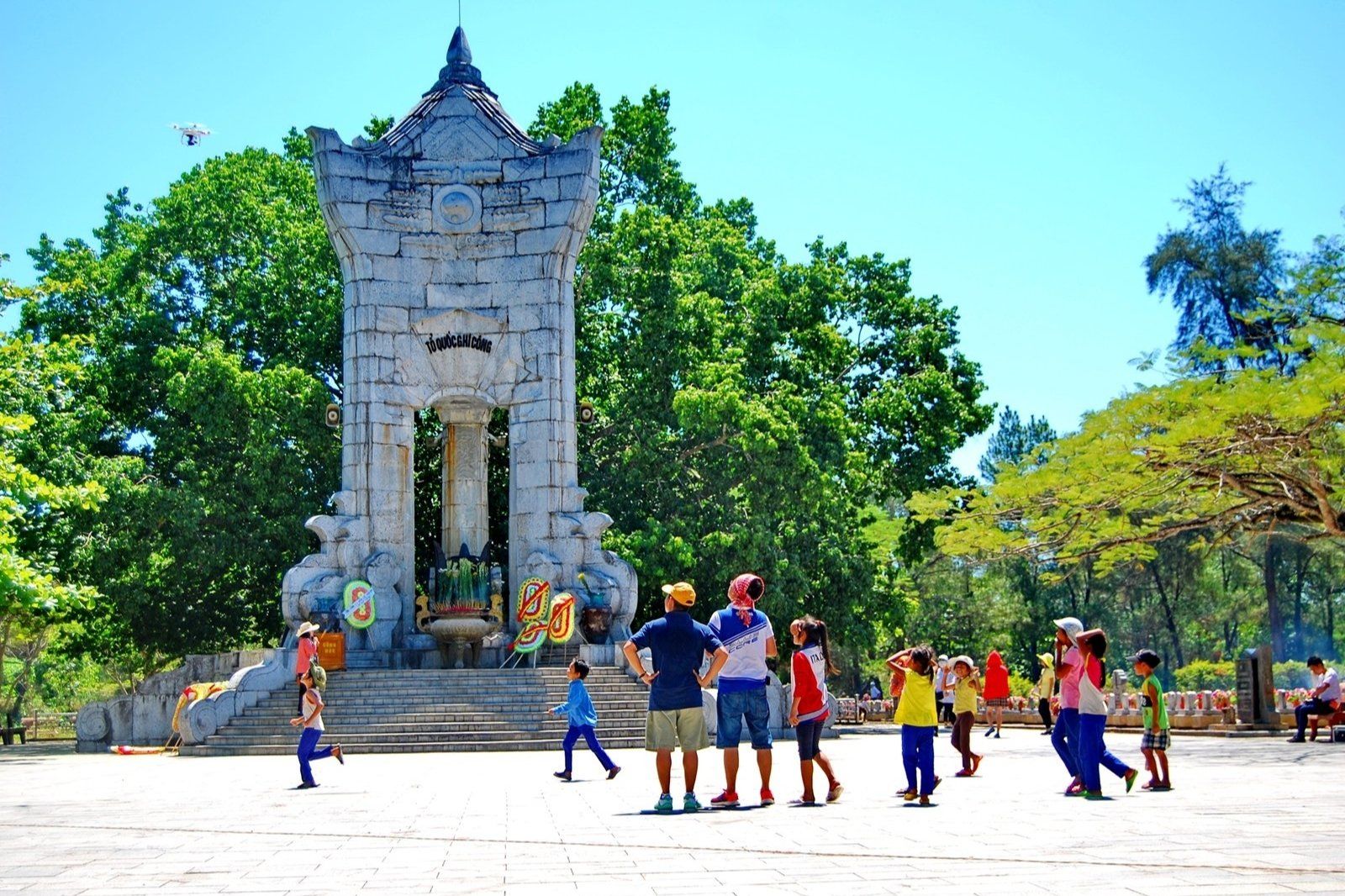 Tour có hướng dẫn viên thuyết minh về các di tích lịch sử