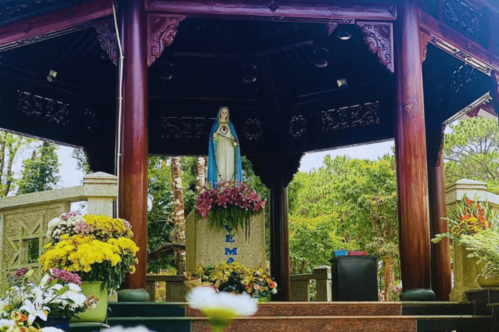 Tour-tượng-Đức-Mẹ-Măng-Đức