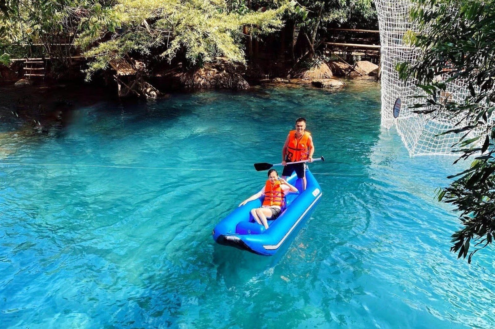 Trải nghiệm chèo kayak trên một dòng sông xanh biếc