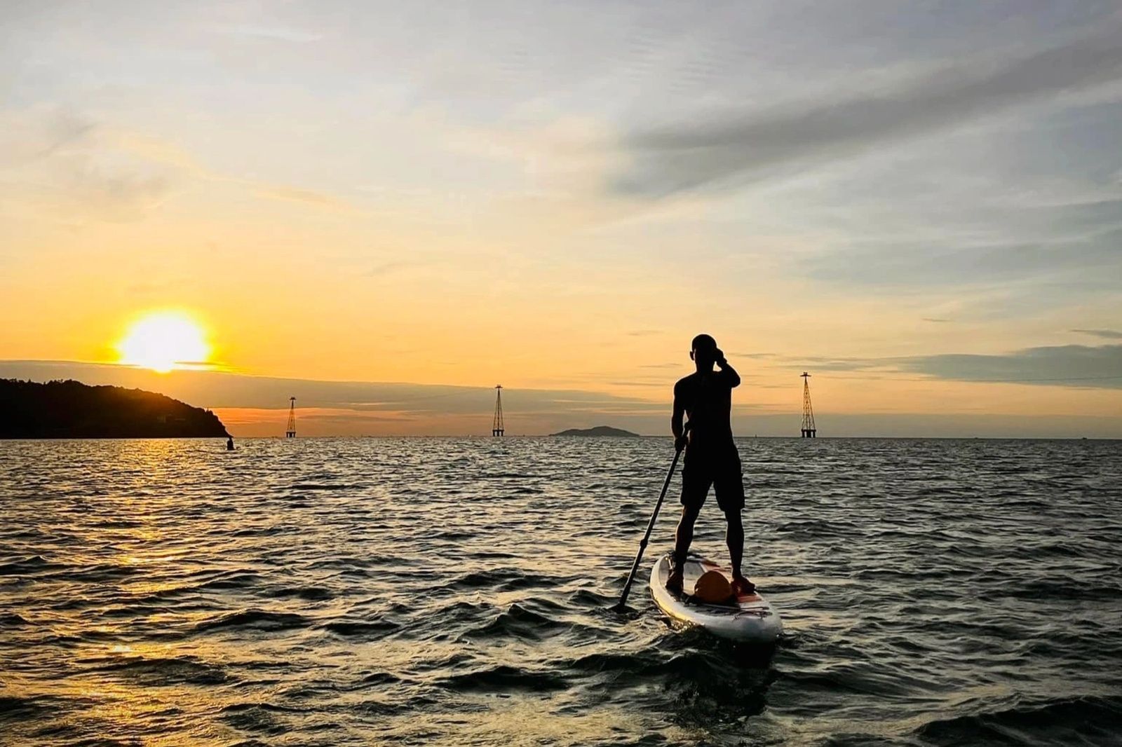 Trải nghiệm chèo SUP ngắm bình minh trên biển