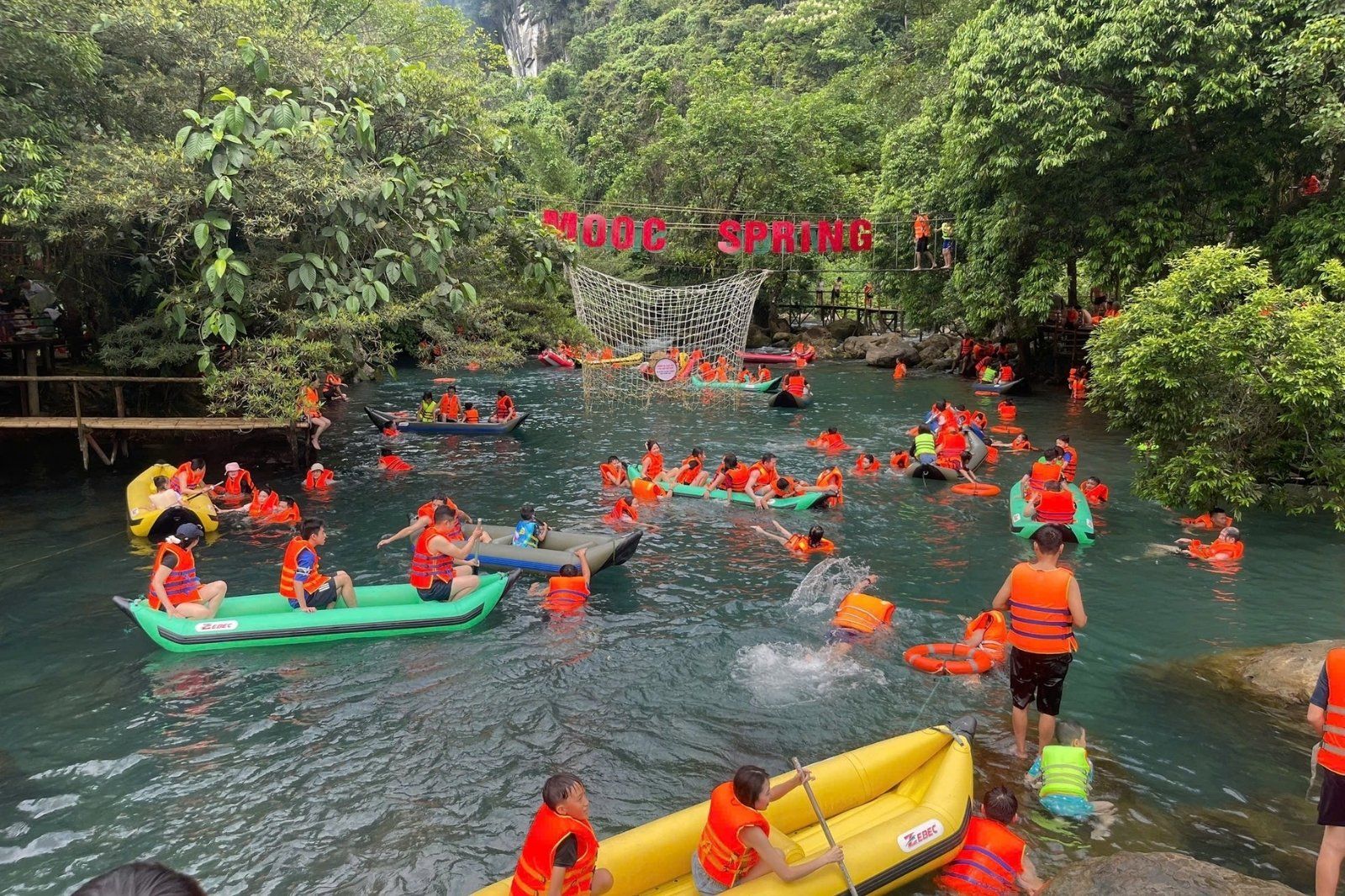 Trai-nghiem-cheo-thuyen-kayak-o-suoi-nuoc-mooc.jpg