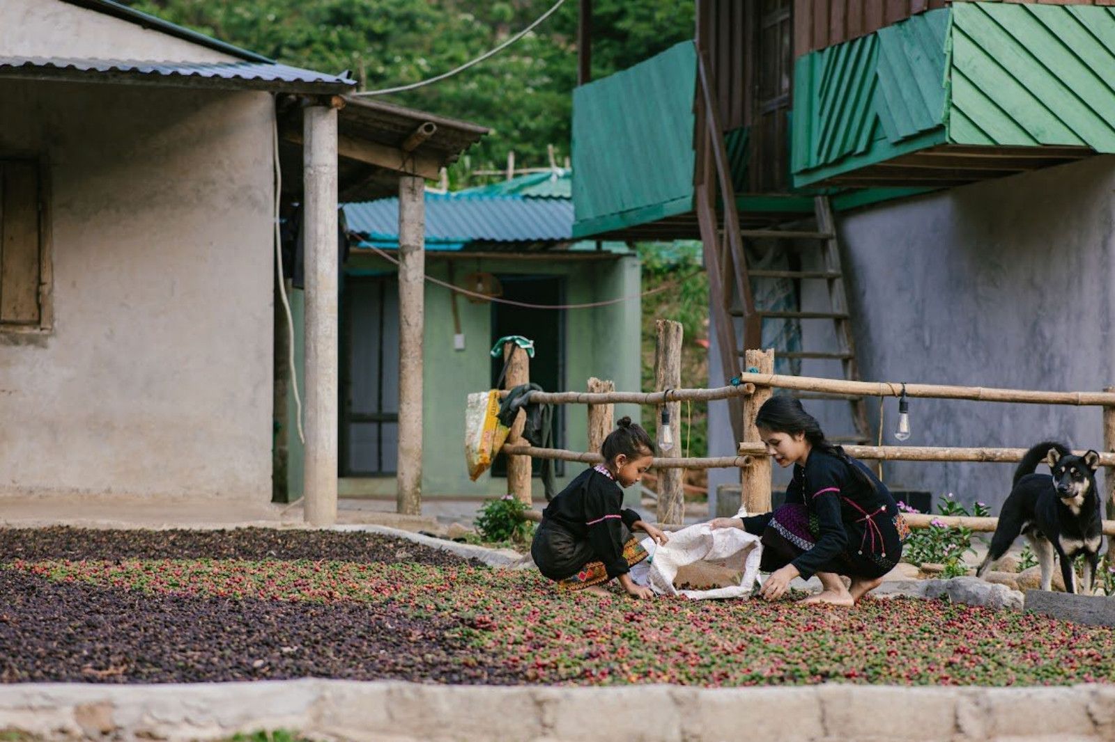 Trải nghiệm cuộc sống giản dị của người đồng bào