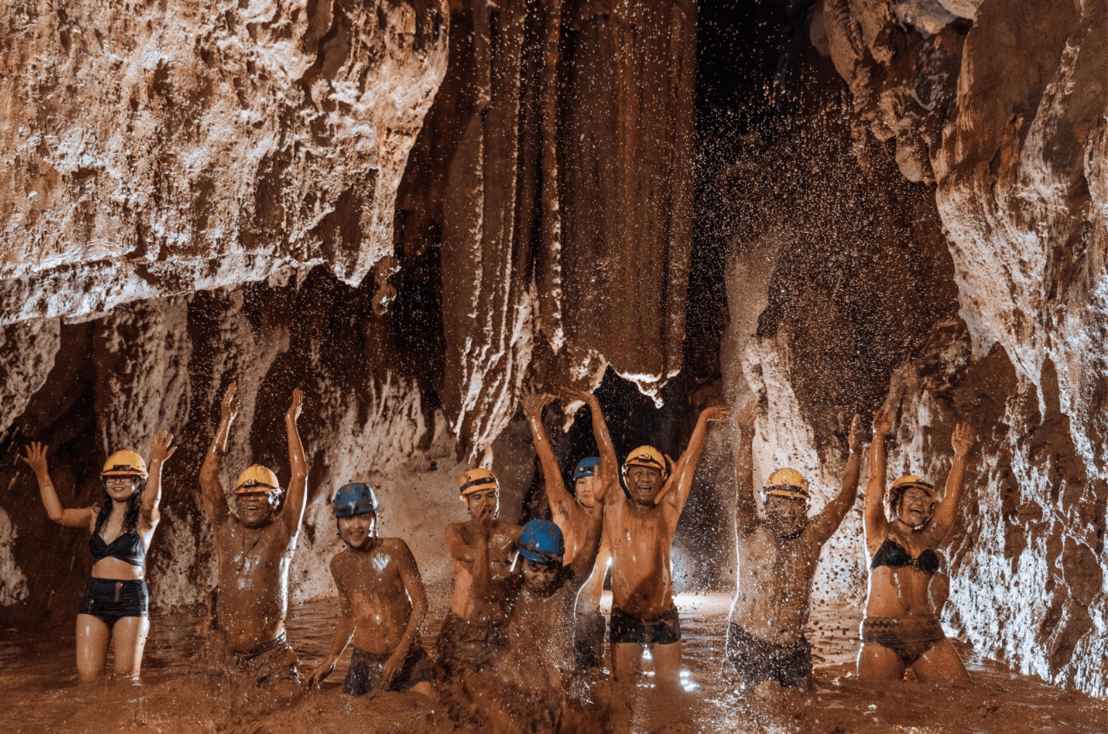 Trải nghiệm đầy thích thú khi tắm bùn ở Hang Tối