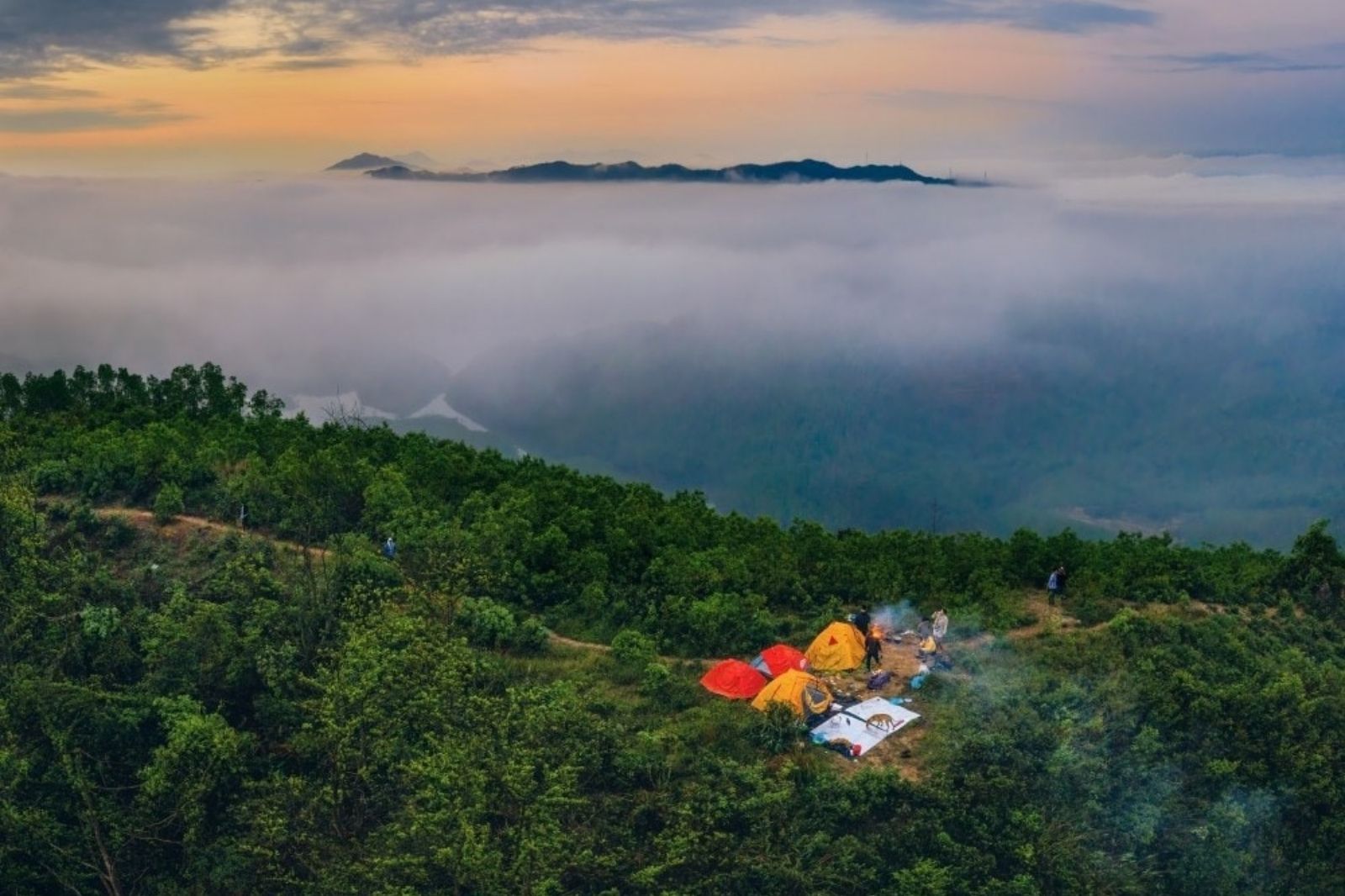 Trải nghiệm săn mây và cắm trại trên đỉnh Hòn Vượn