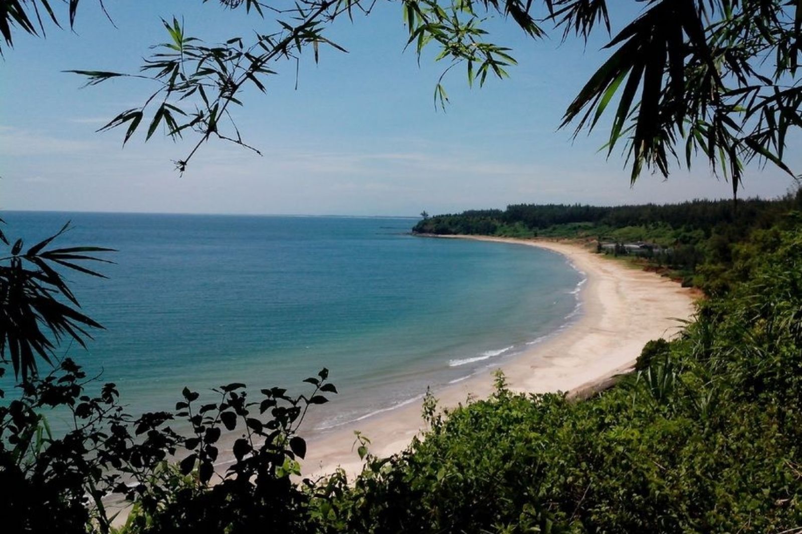 Trải nghiệm tắm biển, hòa mình vào dòng nước xanh mát