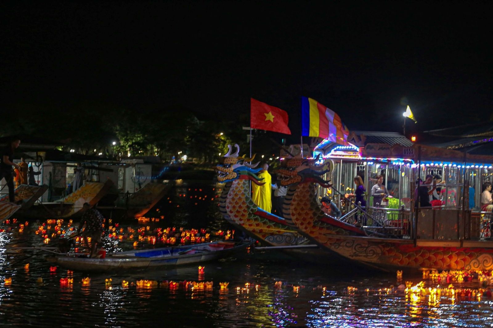 Trải nghiệm thả đèn hoa đăng trên dòng Hương Giang thơ mộng
