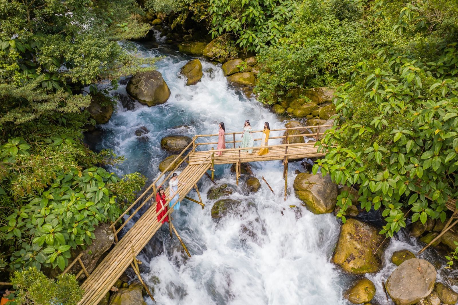 Trải nghiệm thú vị ở Suối Nước Moọc