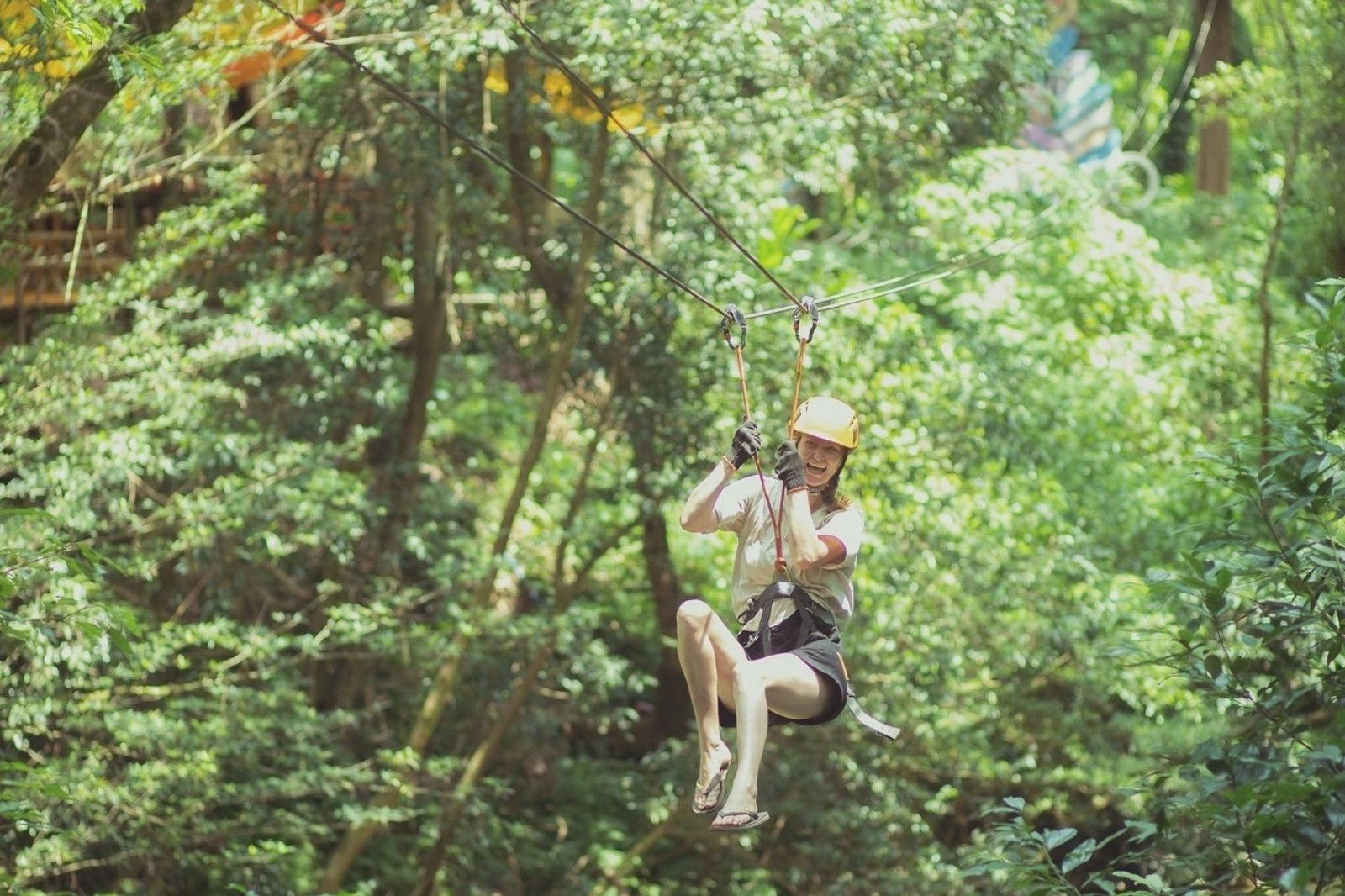 Trải nghiệm trượt zipline ở Ozo Park