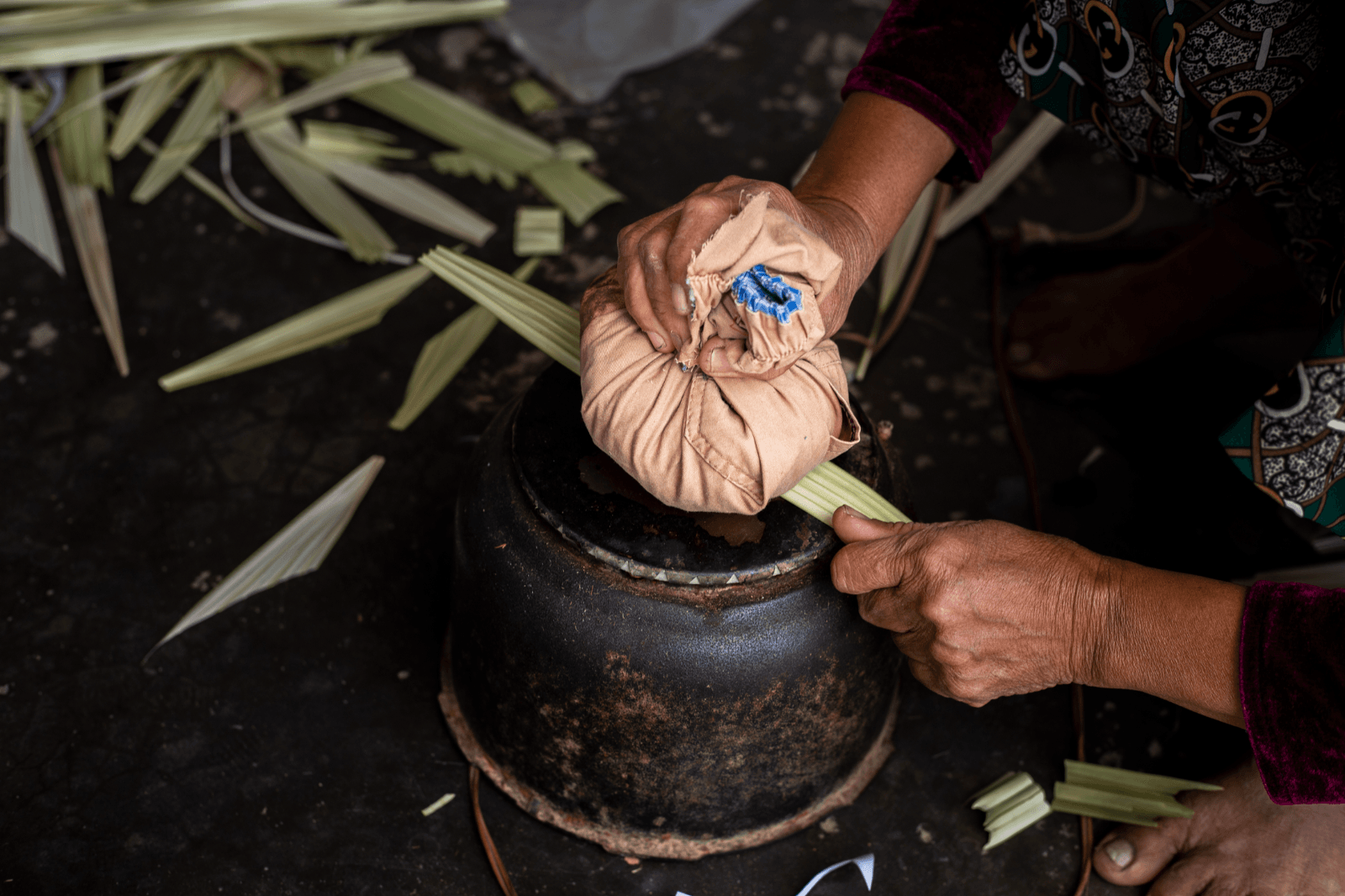 Trải qua hàng trăm năm, nghề làm nón đã trở thành một mảnh ghép trong đời sống của người dân nơi đây 