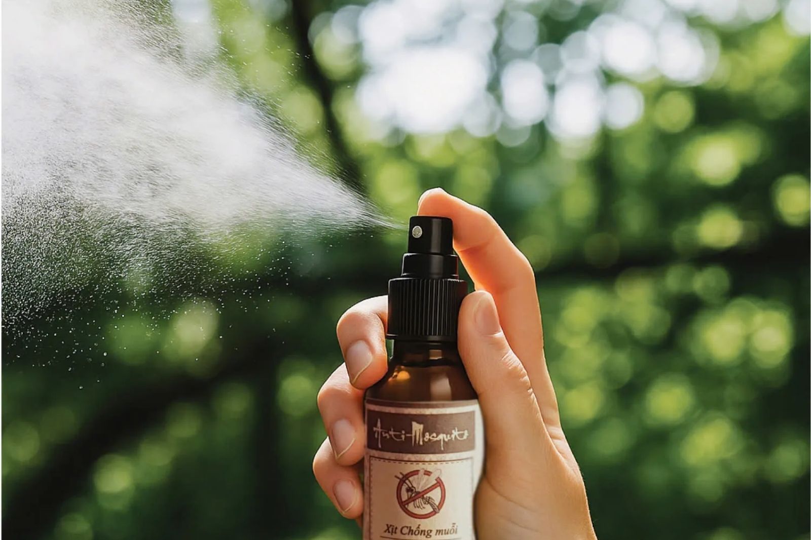 Trang bị xịt chống muỗi để đảm bảo an toàn khi vào rừng