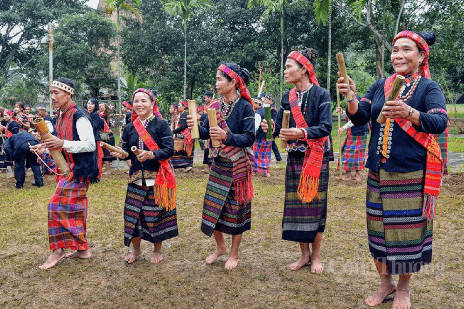 Trang phục của người Bru-Vân Kiều do chính tay những người phụ nữ dệt nên