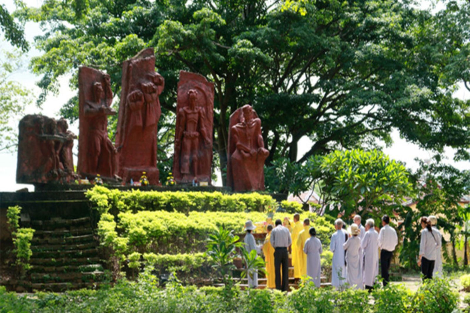 Trang phục ghé thăm di tích nhà tù Lao Bảo