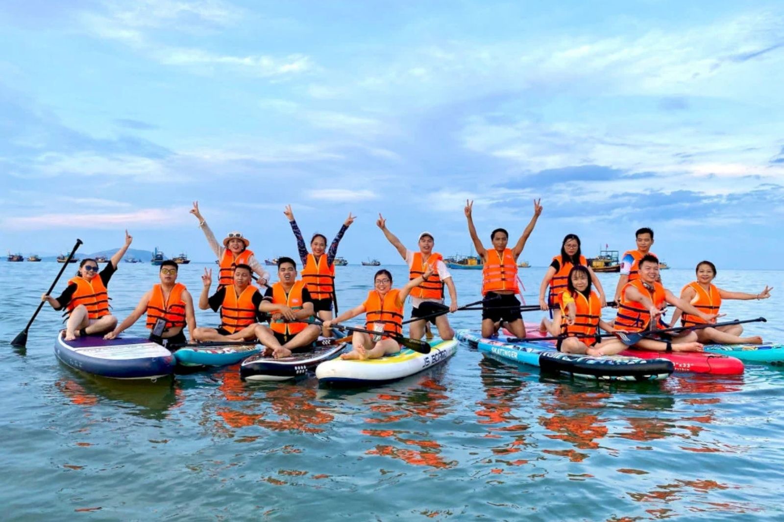 Trẻ chèo thuyền kayak cần có sự giám sát của người lớn