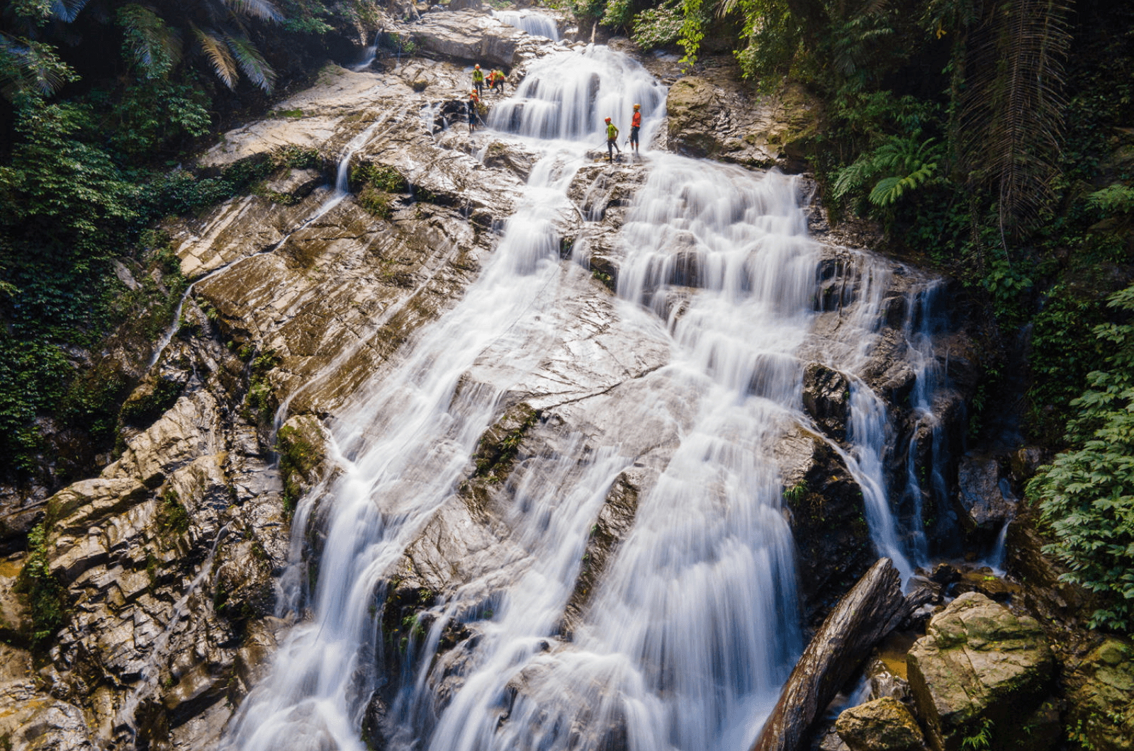 Trekking đến thác Gió ở Quảng Bình