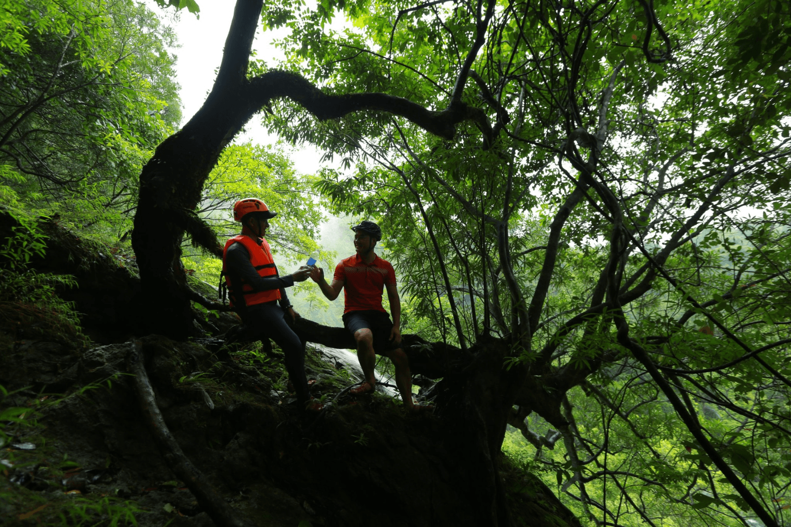 Trekking đến Thác Mụ Mệ sẽ bắt gặp nhiều khoảnh khắc thú vị