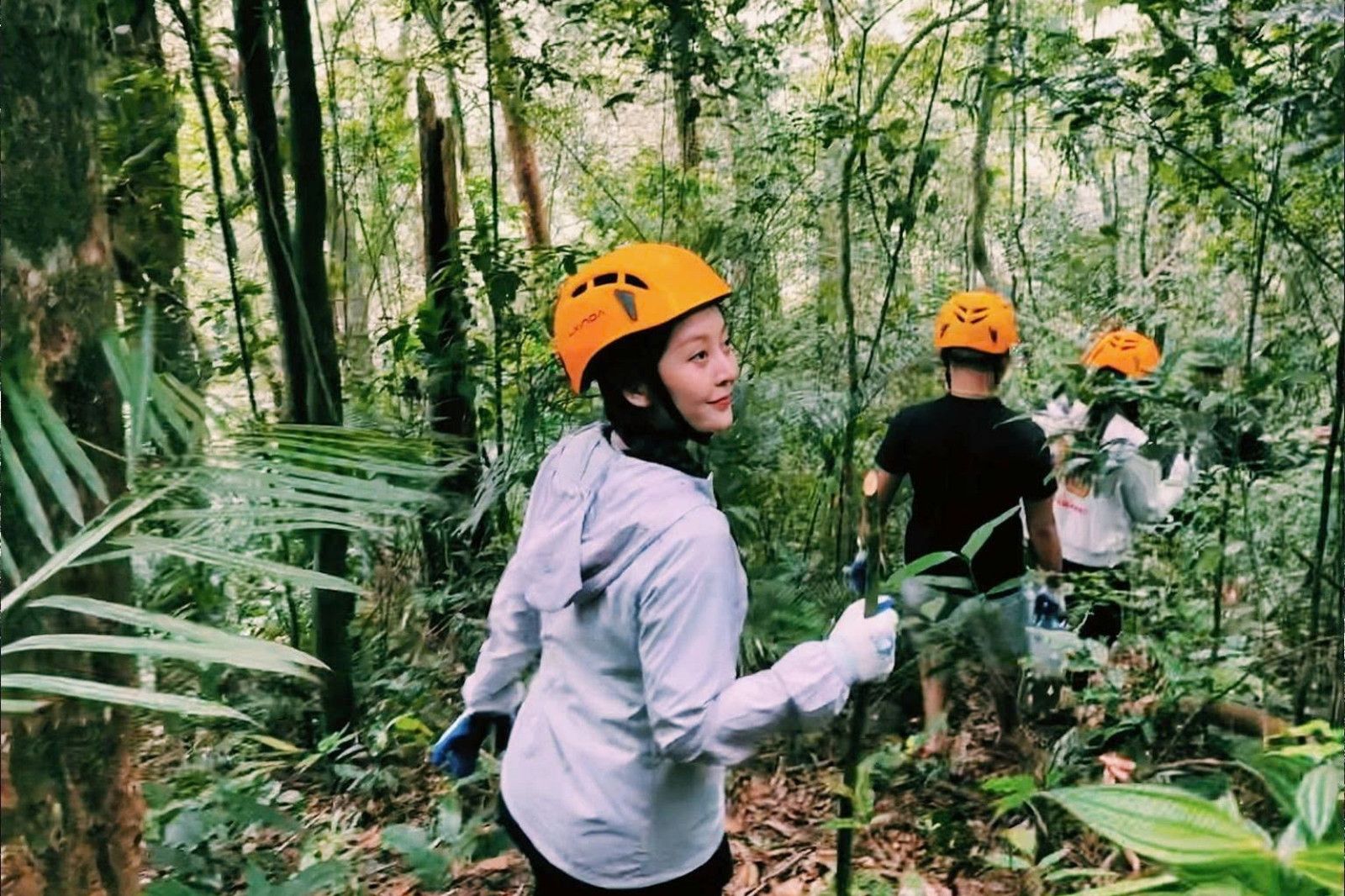 Trekking qua rừng nhiệt đới