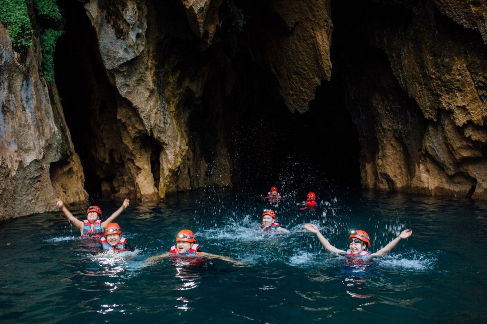 Trekking Thung lũng Sinh Tồn - Khám phá hang Thủy Cung