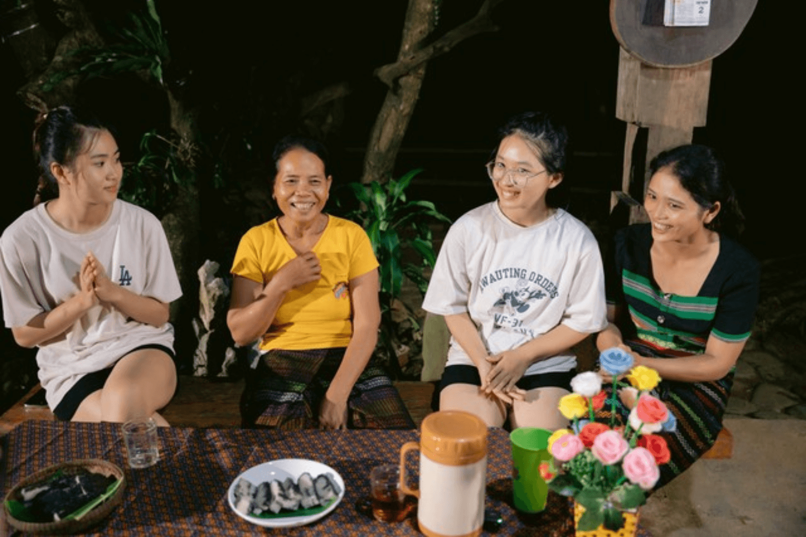 Trò chuyện cùng người dân địa phương 