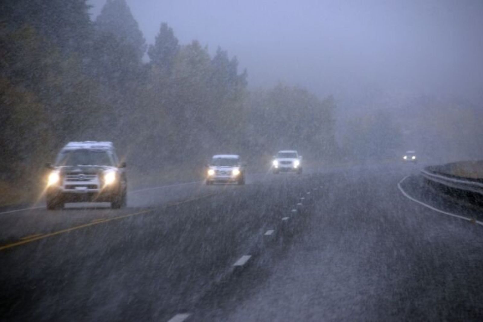 Trời mưa gây cản trở cho việc lái xe