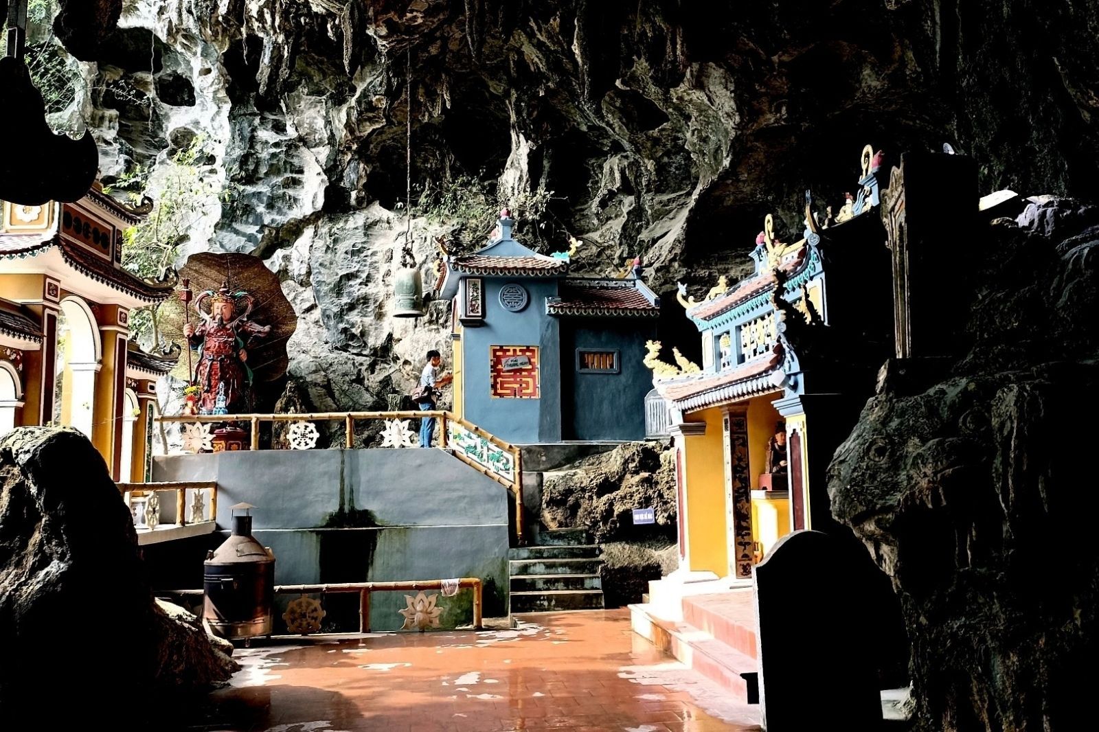 Trong động có nhiều miếu thờ