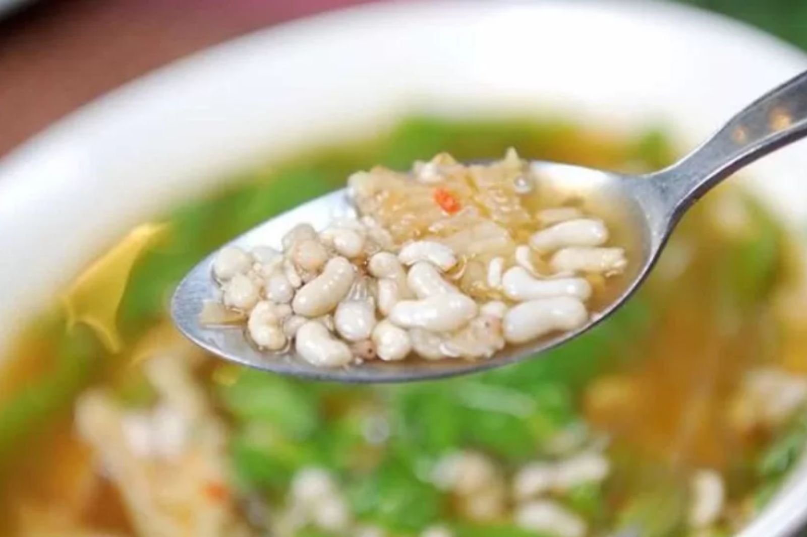 Trứng kiến là nguyên liệu đắt giá của món canh chua này