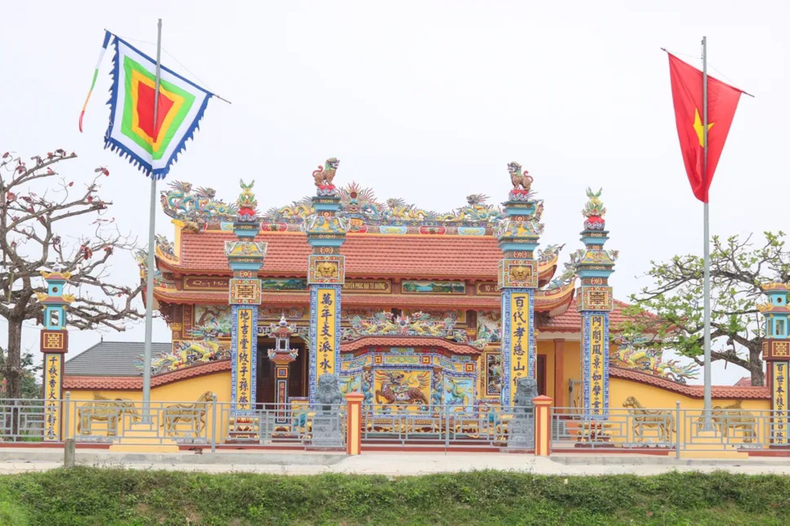 Trước mỗi nhà thờ họ đều treo cờ ngũ sắc và cờ tổ quốc