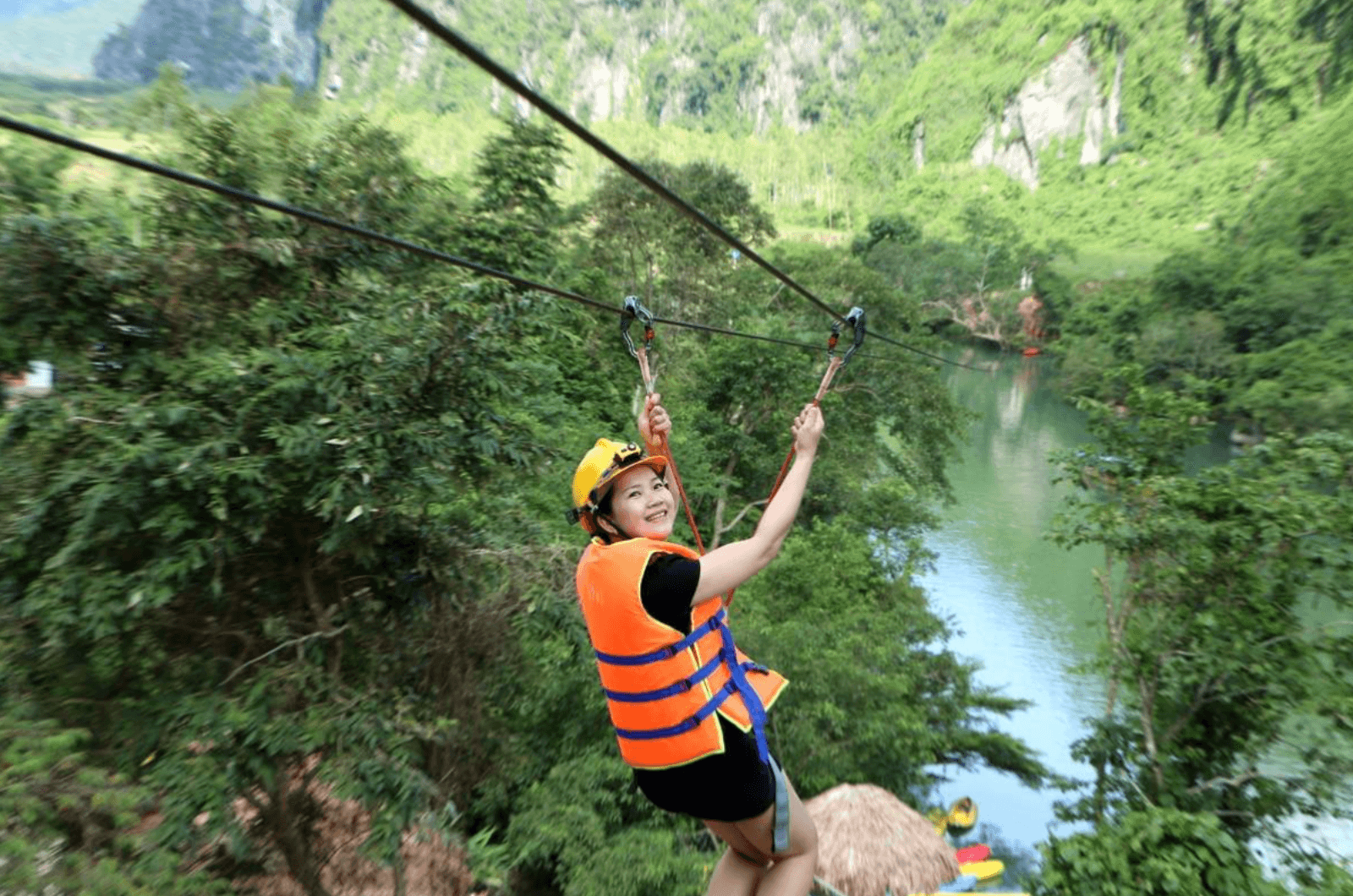 Trượt zipline tại Sông Chày là một trong những hoạt động du lịch mạo hiểm hấp dẫn