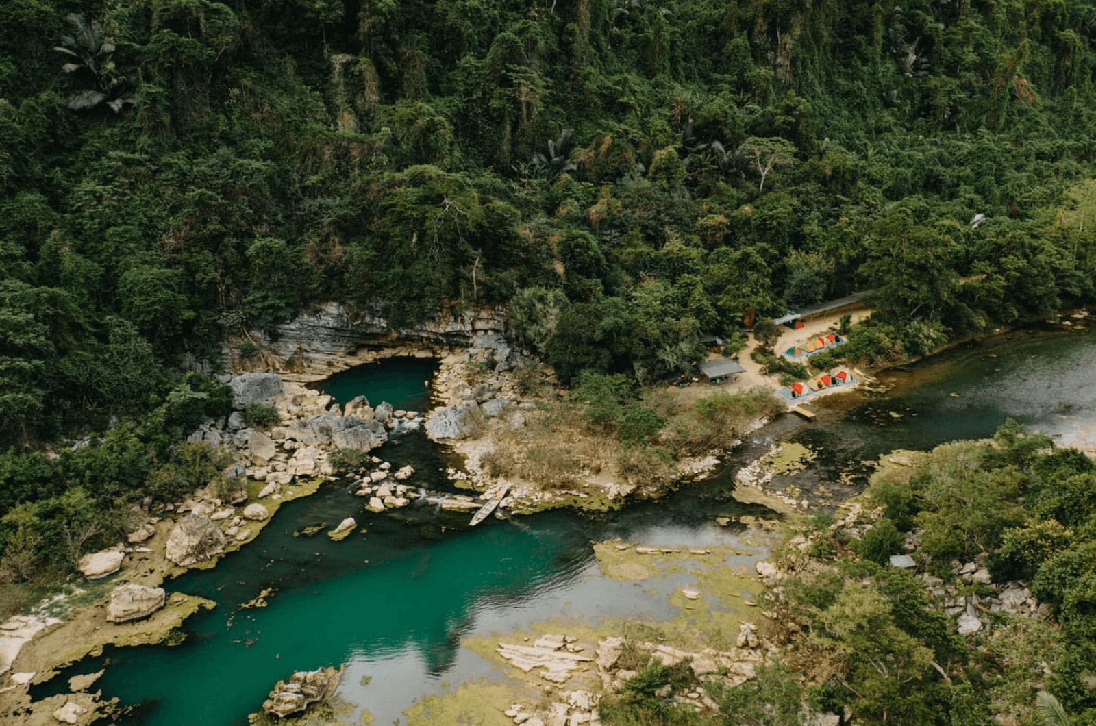 Bên ngoài hang Tú Làn nhìn từ trên cao