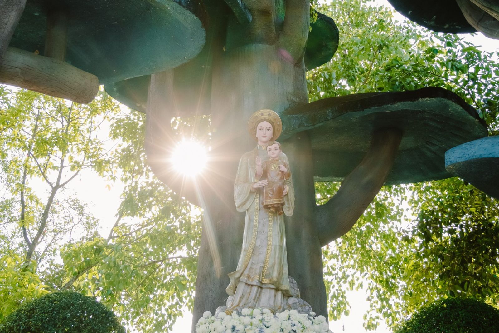 Tượng Đức Mẹ La Vang 