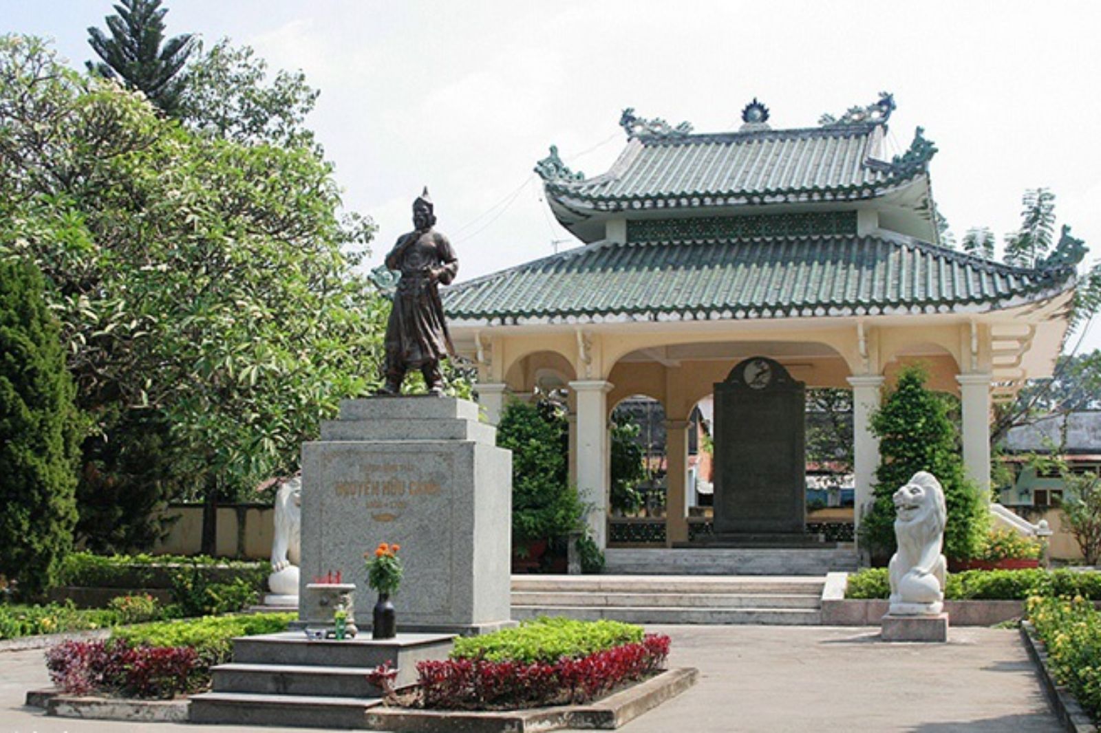 Tượng Lễ Thành hầu Nguyễn Hữu Cảnh