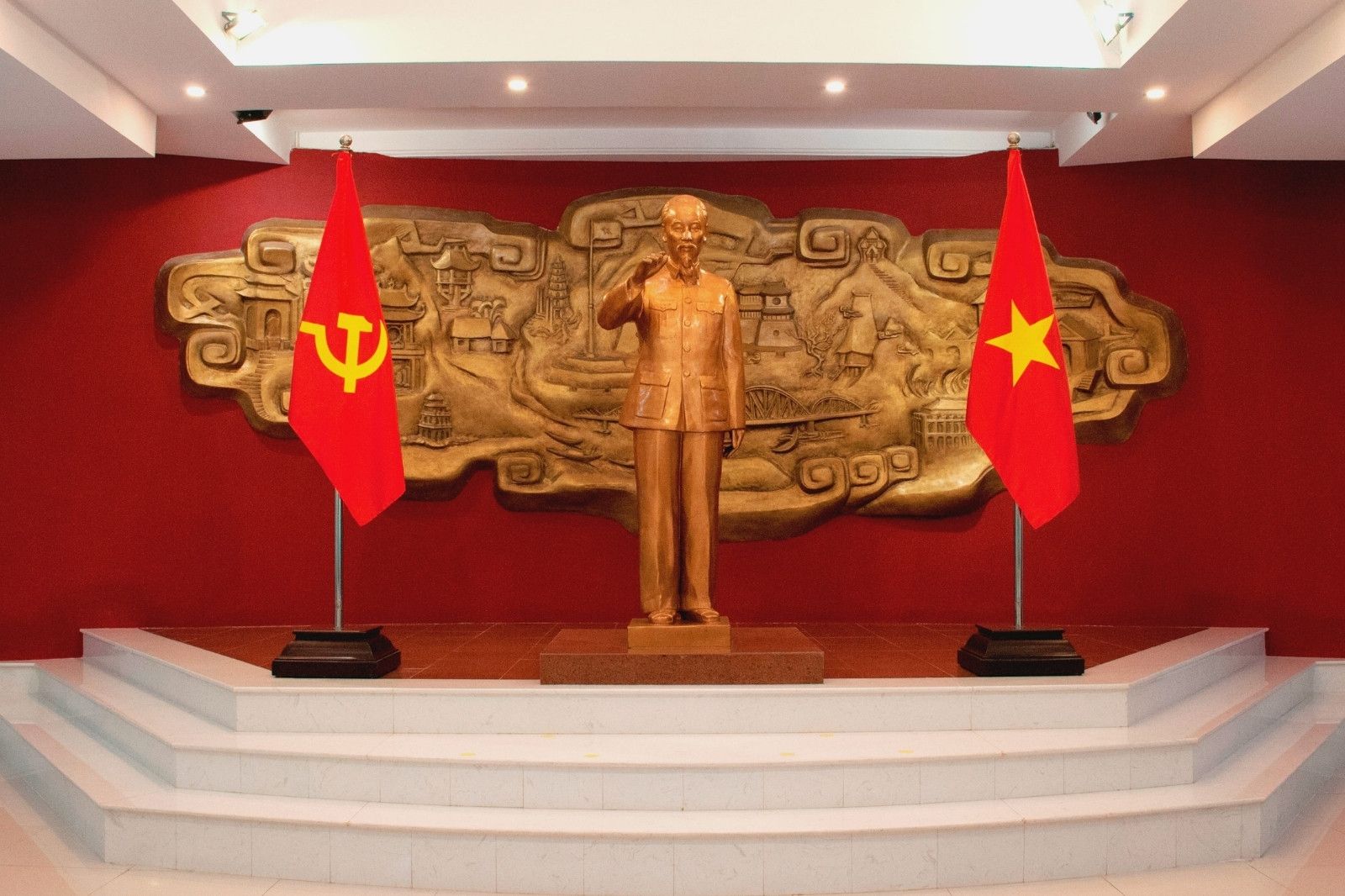 Tượng Bác Hồ được trưng bày bên trong Bảo tàng