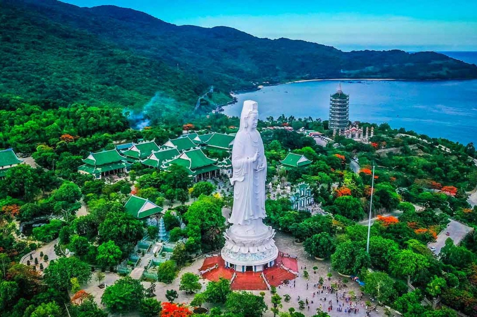 Tượng phật Quan Âm ở chùa Linh Ứng