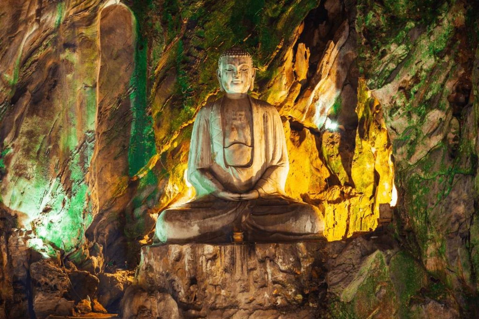 Tượng Phật Thích Ca trong Động Huyền Không