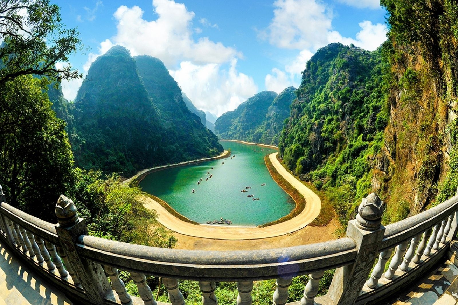 Tuyệt Tình Cốc mỗi mùa lại mang một vẻ đẹp riêng biệt