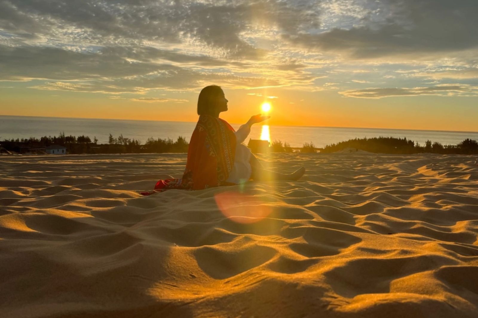 Vào thời khắc rạng đông, đồi cát Quang Phú khoác lên mình một sắc màu rực rỡ