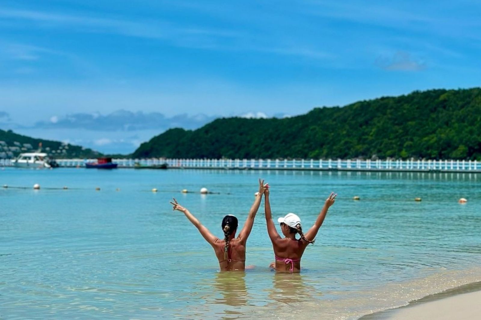 Vẻ đẹp của Bãi Khem vào mùa du lịch