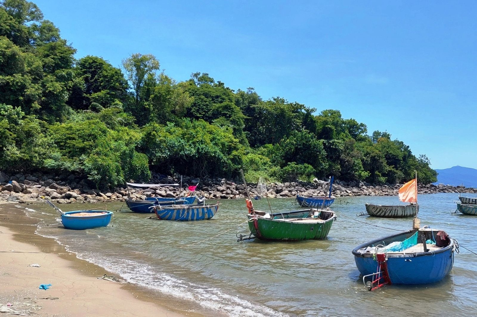 Vẻ đẹp hoang sơ của biển Nam Ô làm say đắm lòng người