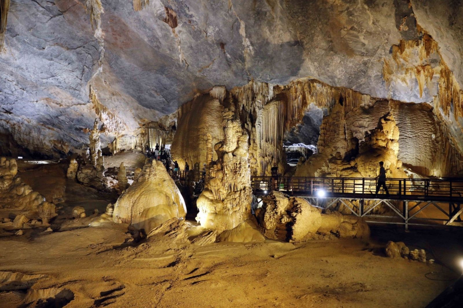 Vẻ đẹp huyền ảo bên trong "Hoàng cung dưới lòng đất"