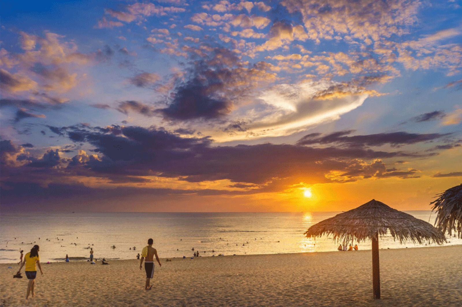 Vẻ đẹp quyến rũ của những tia nắng đầu tiên trên bờ biển