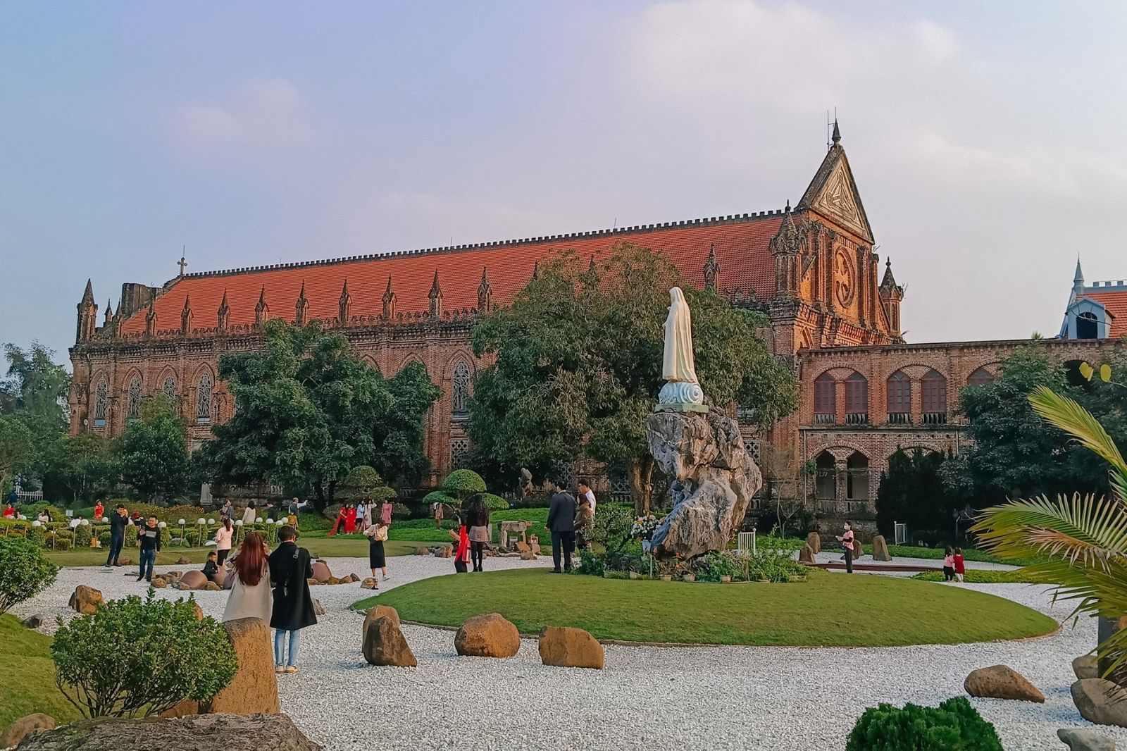 Vẻ đẹp "thiên đường" từ những viên gạch đỏ