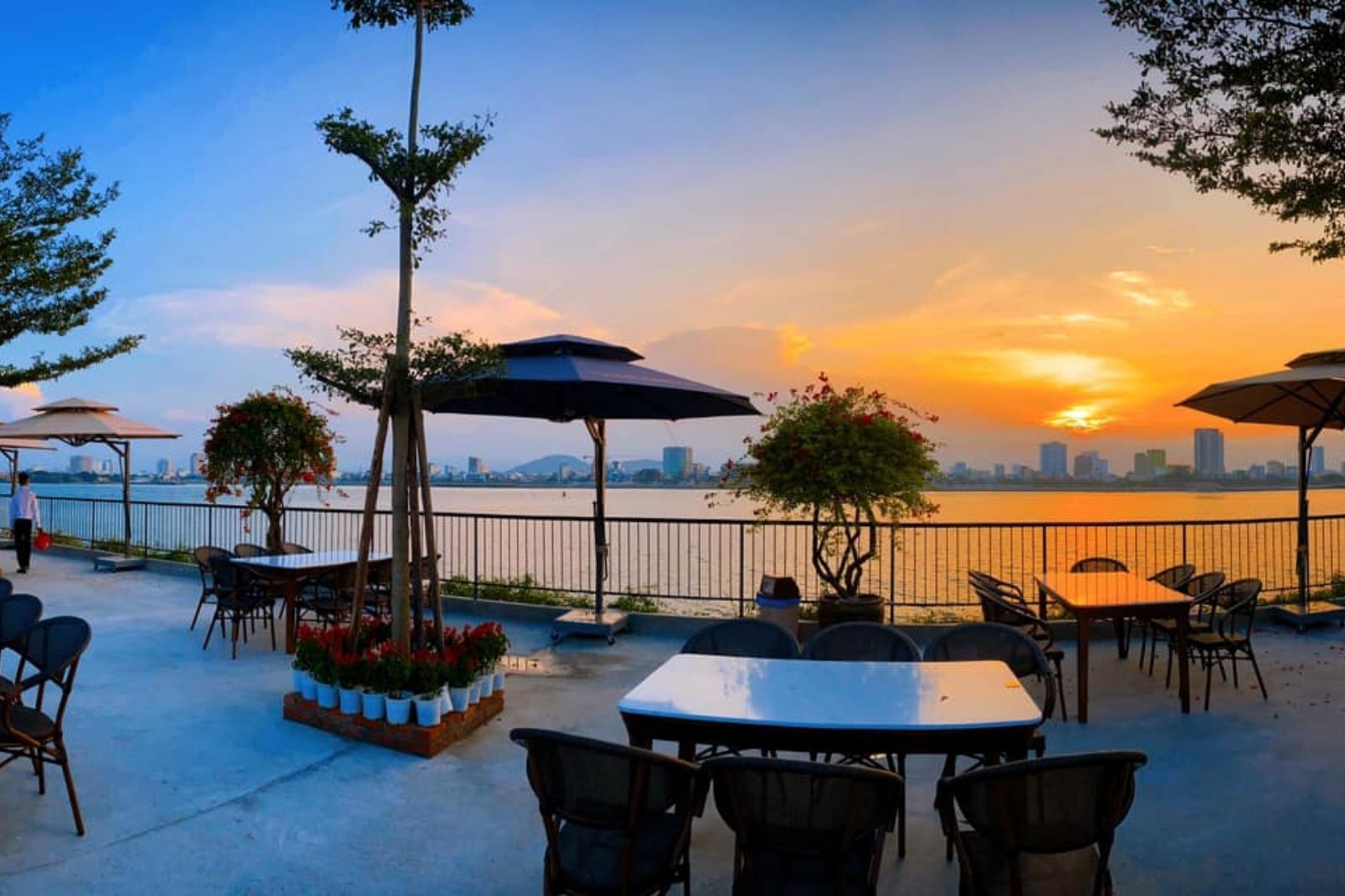 View ngắm hoàng hôn tuyệt đẹp tại nhà hàng