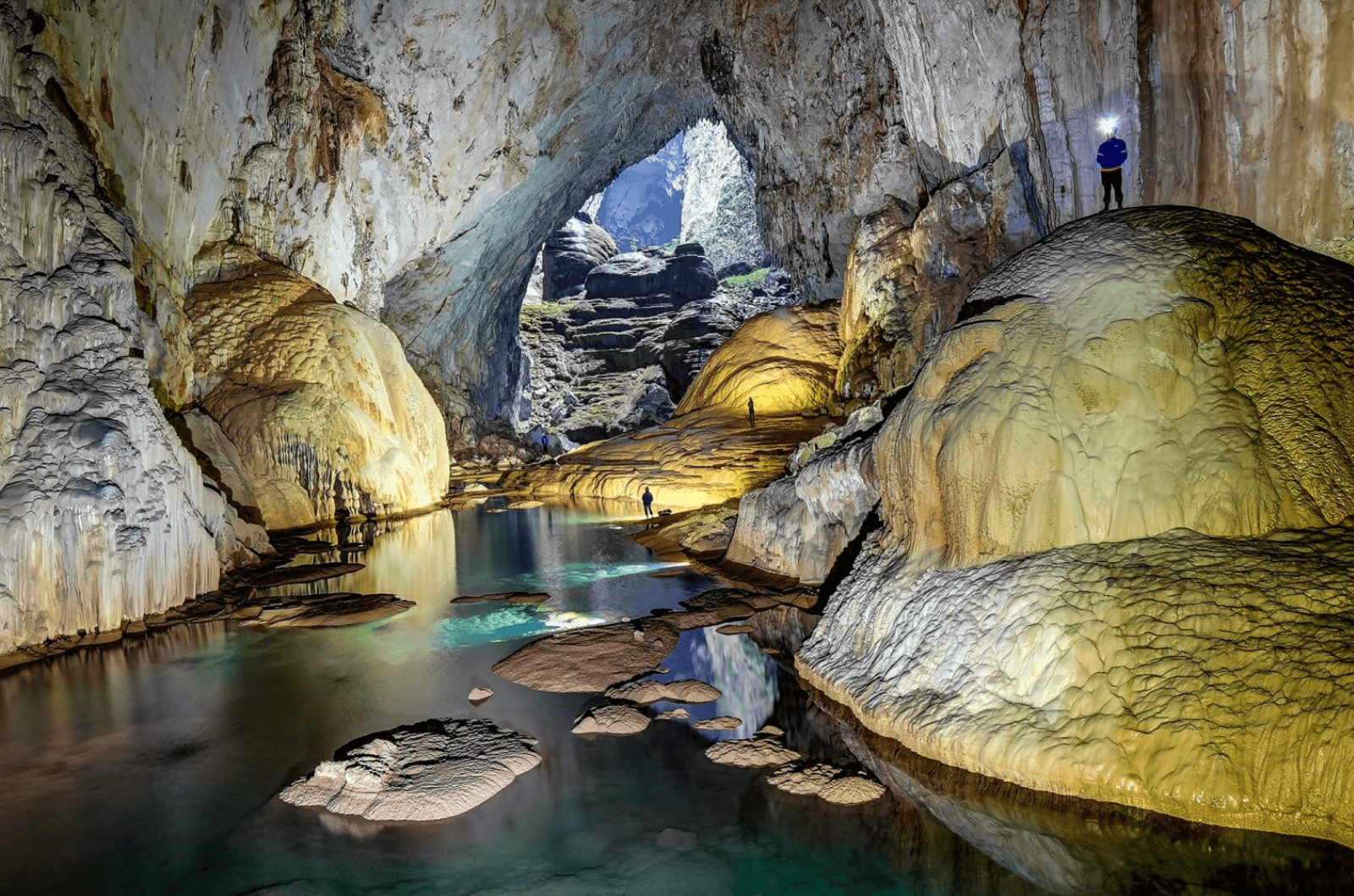 Với kích thước phi thường của mình, Hang Sơn Đoòng được mệnh danh có vẻ đẹp siêu thực