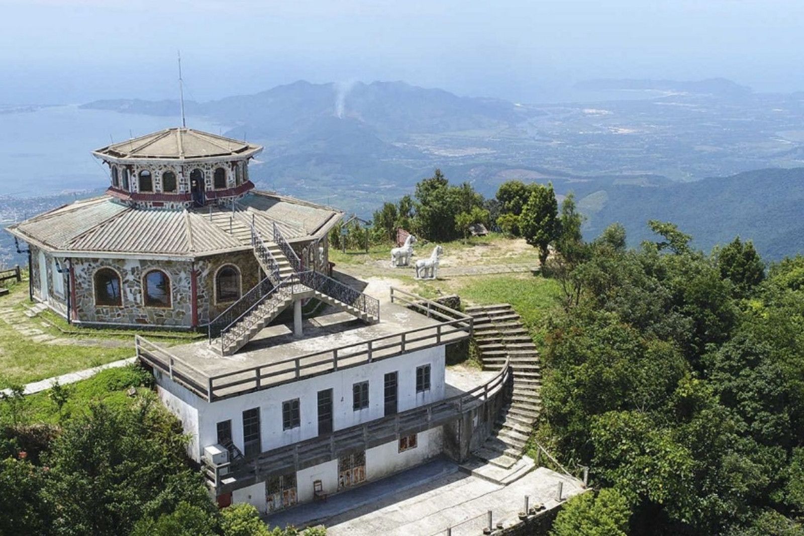 Vọng Hải Đài trên đỉnh Bạch Mã