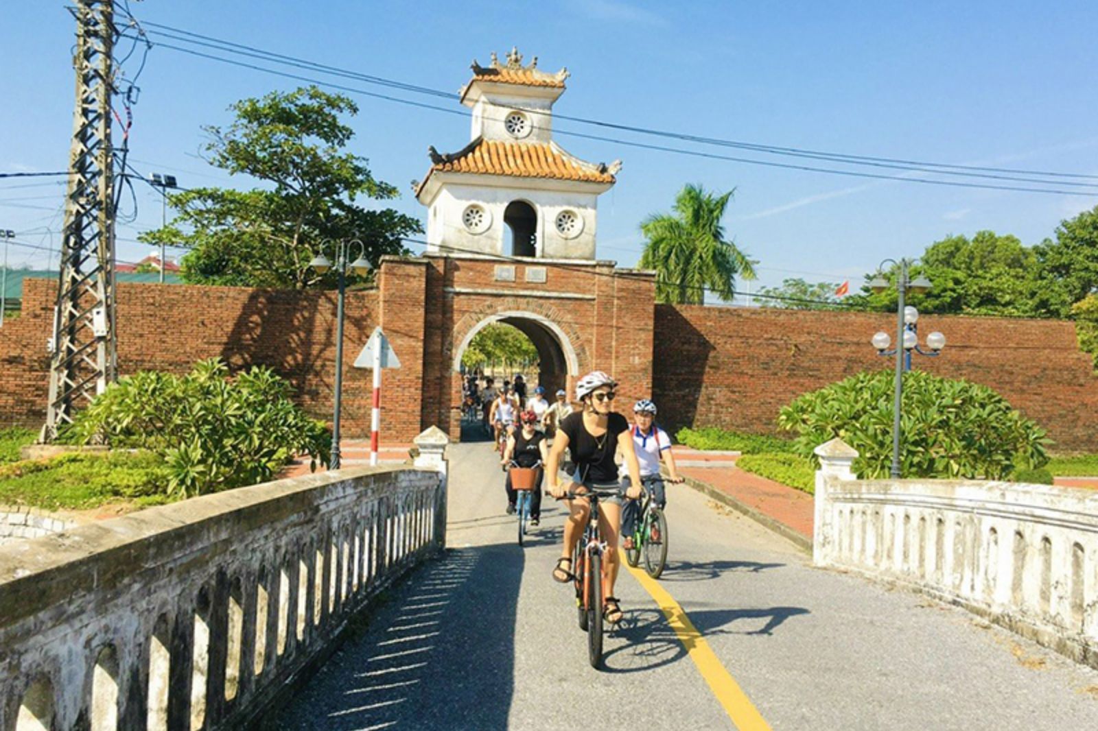 Vừa trải nghiệm vẻ đẹp của thiên nhiên vừa tìm hiểu văn hóa địa phương