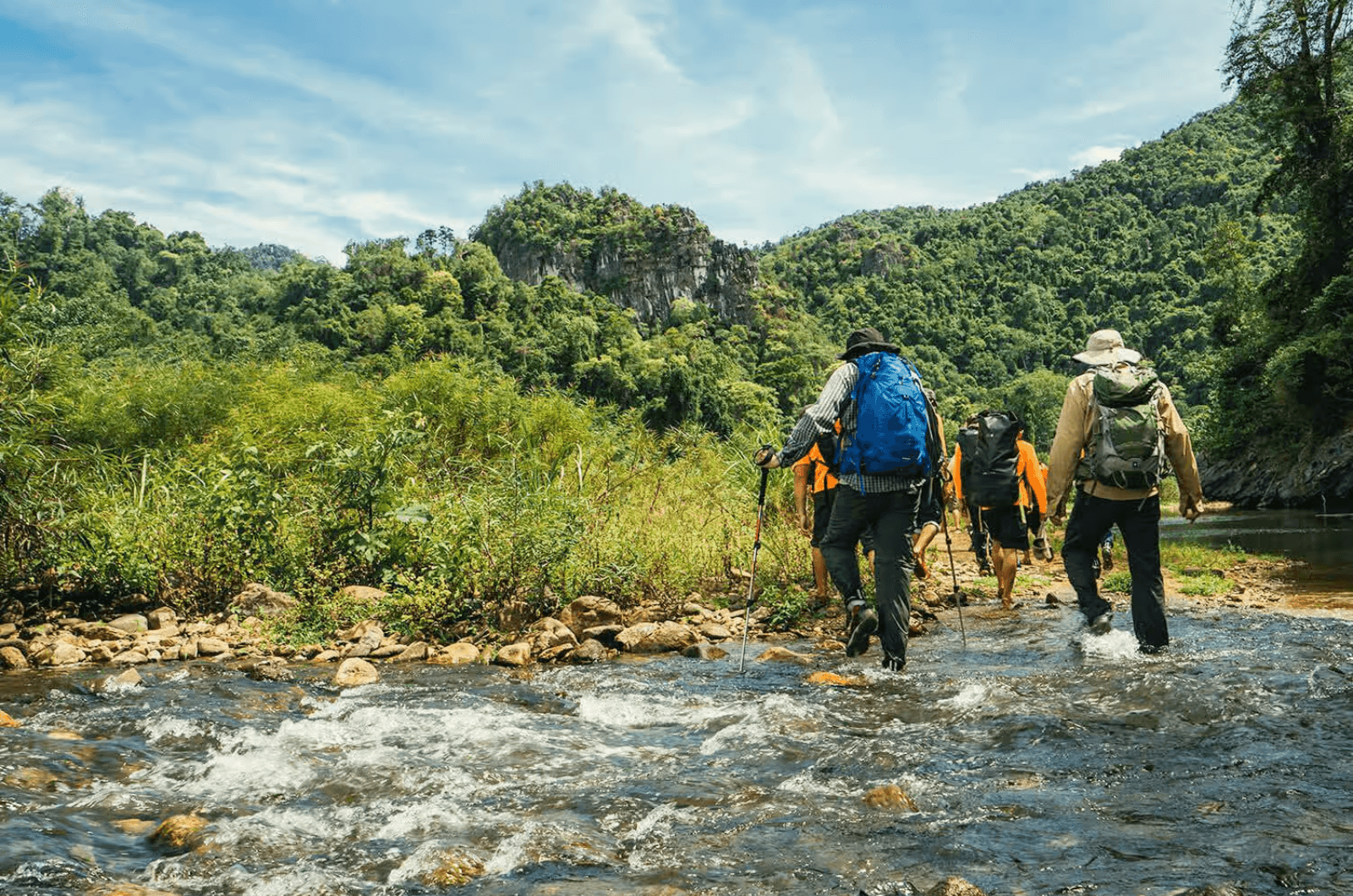 Vượt suối là một trong những thử thách trong hành trình trekking Hang Én