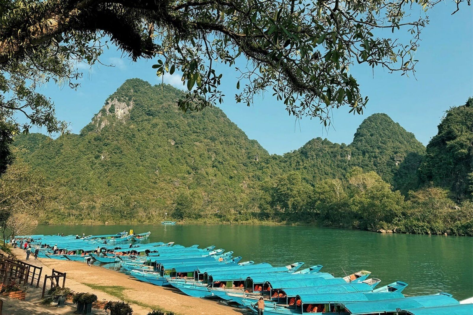 Yếu tố thời tiết sẽ trực tiếp ảnh hưởng đến không khí của chuyến đi